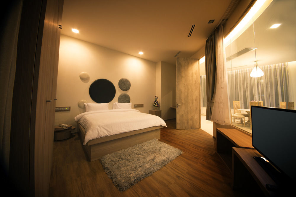 The Beverly Hills Hotel Nakhonratcsaszima Kültér fotó