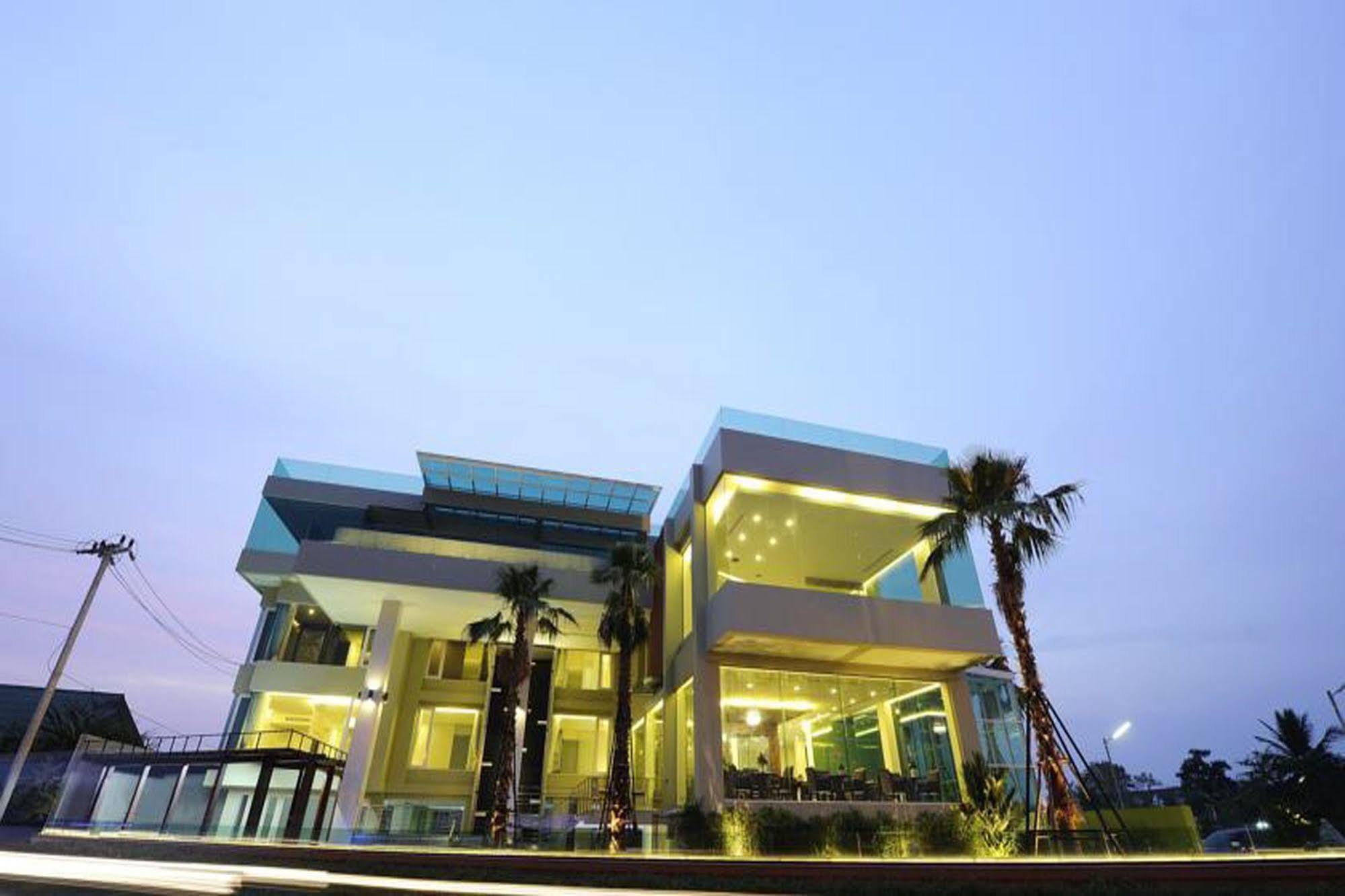 The Beverly Hills Hotel Nakhonratcsaszima Kültér fotó